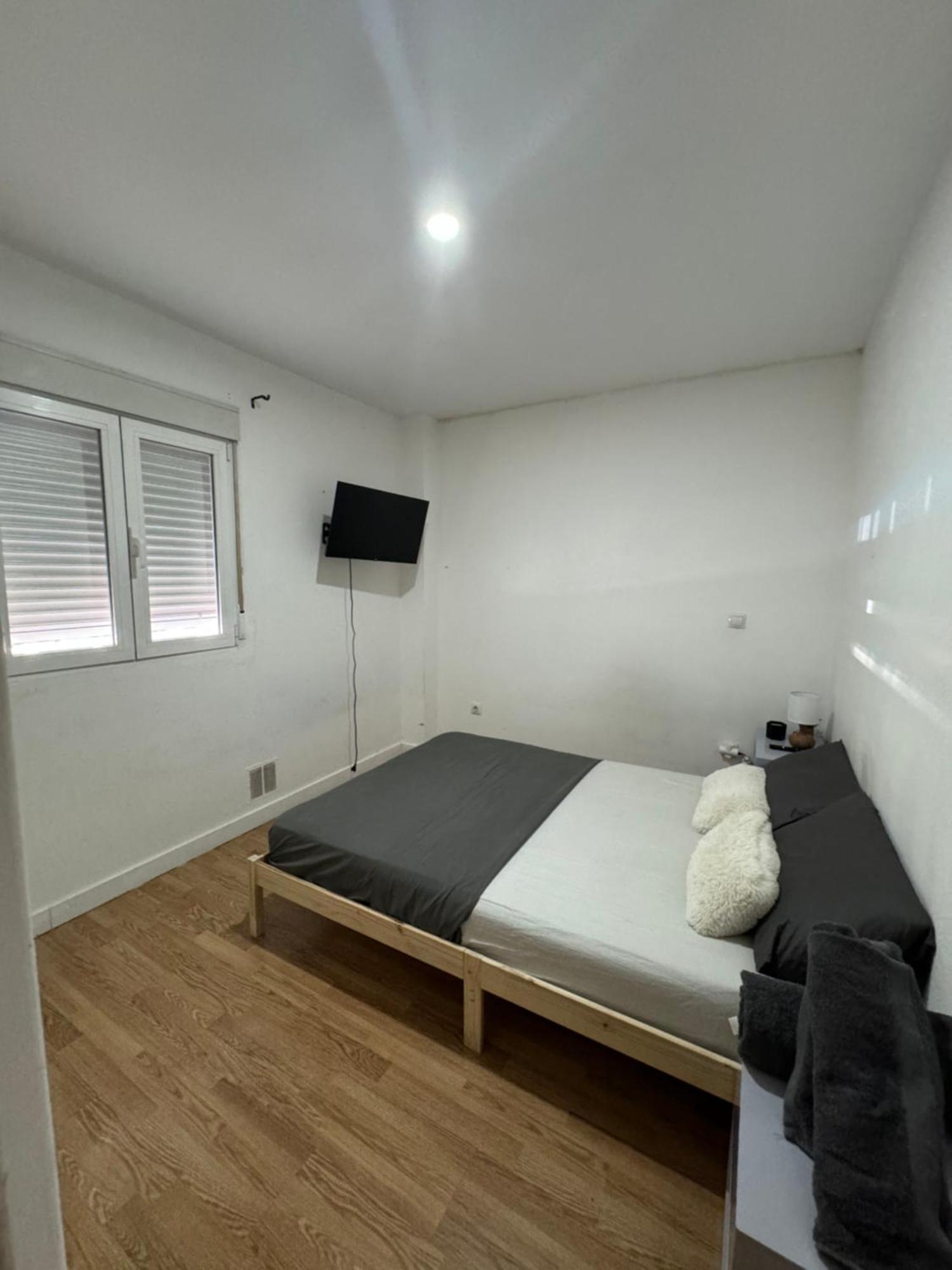 Habitacion Con Bano Compartido Hotel Madrid Exterior photo